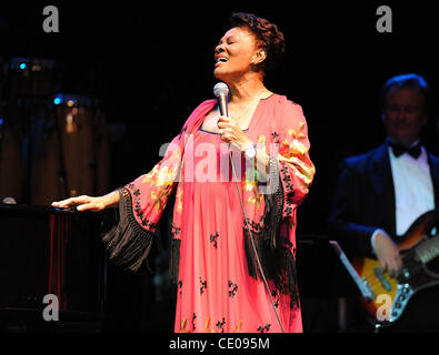 Oct 20, 2011 - Raleigh, North Carolina, Stati Uniti d'America - cantante Dionne Warwick suona dal vivo al Dorton Arena come parte del 2011 N.C. State Fair che si sta svolgendo in Raleigh. Copyright 2011 Jason Moore. (Credito Immagine: © Jason Moore/ZUMAPRESS.com) Foto Stock