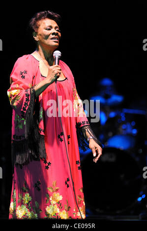 Oct 20, 2011 - Raleigh, North Carolina, Stati Uniti d'America - cantante Dionne Warwick suona dal vivo al Dorton Arena come parte del 2011 N.C. State Fair che si sta svolgendo in Raleigh. Copyright 2011 Jason Moore. (Credito Immagine: © Jason Moore/ZUMAPRESS.com) Foto Stock