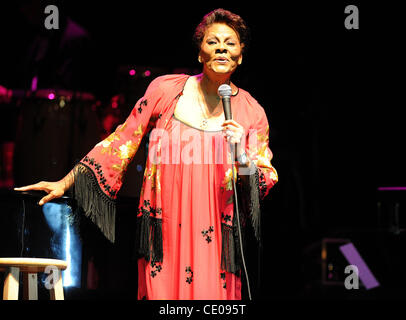 Oct 20, 2011 - Raleigh, North Carolina, Stati Uniti d'America - cantante Dionne Warwick suona dal vivo al Dorton Arena come parte del 2011 N.C. State Fair che si sta svolgendo in Raleigh. Copyright 2011 Jason Moore. (Credito Immagine: © Jason Moore/ZUMAPRESS.com) Foto Stock