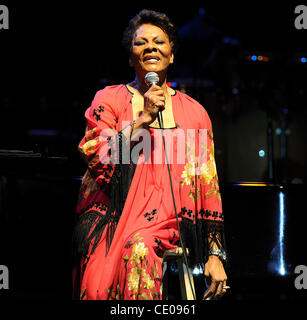 Oct 20, 2011 - Raleigh, North Carolina, Stati Uniti d'America - cantante Dionne Warwick suona dal vivo al Dorton Arena come parte del 2011 N.C. State Fair che si sta svolgendo in Raleigh. Copyright 2011 Jason Moore. (Credito Immagine: © Jason Moore/ZUMAPRESS.com) Foto Stock