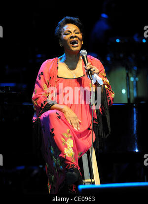 Oct 20, 2011 - Raleigh, North Carolina, Stati Uniti d'America - cantante Dionne Warwick suona dal vivo al Dorton Arena come parte del 2011 N.C. State Fair che si sta svolgendo in Raleigh. Copyright 2011 Jason Moore. (Credito Immagine: © Jason Moore/ZUMAPRESS.com) Foto Stock
