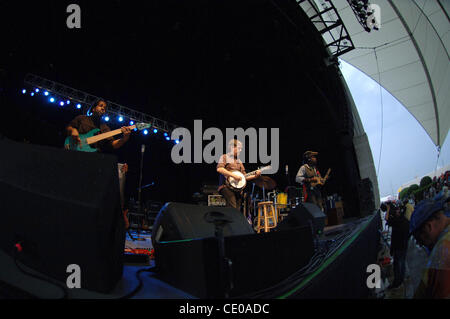 Multi vincitore di Grammy BELA FLECK porta la lineup originale di BLEA FLECK E LA FLECKTONES fuori per supportare la versione più recente, la scienza del razzo presso il PADIGLIONE NETELOS a Portsmouth, VIRGINIA su13 AGOSTO 2011. line up è VICTOR WOOTEN, BELA FLECK, Howard Levy, ROY WOOTEN Foto Stock