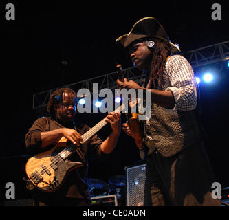 Multi vincitore di Grammy BELA FLECK porta la lineup originale di BLEA FLECK E LA FLECKTONES fuori per supportare la versione più recente, la scienza del razzo presso il PADIGLIONE NETELOS a Portsmouth, VIRGINIA su13 AGOSTO 2011. line up è VICTOR WOOTEN, BELA FLECK, Howard Levy, ROY WOOTEN Foto Stock