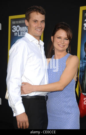 Agosto 8, 2011 - Hollywood, California, Stati Uniti - Matteo Rolph, Mary Lynn Rajskub durante la premiere del nuovo film da Columbia Pictures 30 minuti o meno, tenutasi al Grauman's Chinese Theater, il 8 agosto 2011 a Los Angeles.(Immagine di credito: Â© Michael Germana Globo/foto/ZUMAPRESS.com) Foto Stock