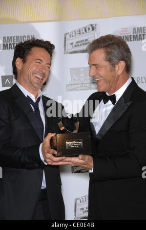 Il 14 ottobre 2011 - Hollywood, California, Stati Uniti - ROBERT DOWNEY JR. (L) e mel gibson ridere dopo fuori campo Downey è stato onorato nel corso del venticinquesimo American Cinematheque cerimonia di premiazione. Durante la presentazione, Downey Hollywood ha chiesto di perdonare Gibson, ''permettendogli di continuare il suo grande e costante contrib Foto Stock