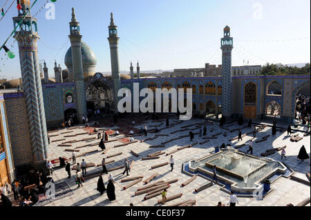 Porta iraniano tappeto di preghiera a Imamzadeh Helal-ebne Ali durante il santuario di Eid al-Fitr festival a Kashan città, 150 miglia a sud di Tehran, Iran il 31 agosto 2011. L'Eid-al-Fitr festival segna la fine del santo Musulmano il mese di digiuno del Ramadan. Foto Stock