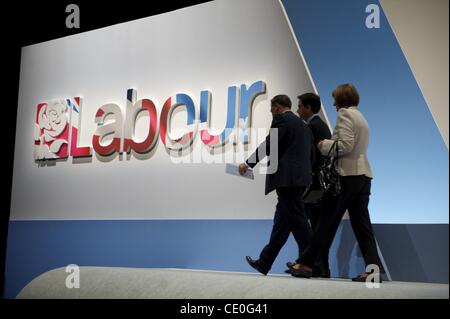 Sett. 26, 2011 - Liverpool, in Inghilterra, Regno Unito - leader laburista ED MILIBAND, Shadow Cancelliere dello Scacchiere Ed BALLS e Shadow Segretario di Stato Harriet Harman uscire dalla fase dopo la palla di indirizzo durante il Partito Laburista Conferenza dell'ACC di Liverpool. (Credito Immagine: © Mark Makela/ZUMAPRESS.com) Foto Stock