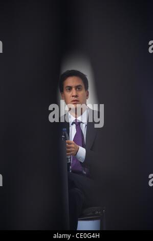 Sett. 26, 2011 - Liverpool, in Inghilterra, Regno Unito - leader laburista ED MILIBAND ascolta per affiancare il Segretario di Stato per la difesa Jim Murphy indirizzo delegati all'ACC di Liverpool. (Credito Immagine: © Mark Makela/ZUMAPRESS.com) Foto Stock