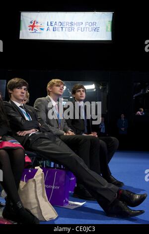 Il 4 ottobre, 2011 - Manchester, Inghilterra, Regno Unito - adolescenti ascoltare discorsi durante il Partito dei conservatori Conferenza al Manchester Central. (Credito Immagine: © Mark Makela/ZUMAPRESS.com) Foto Stock