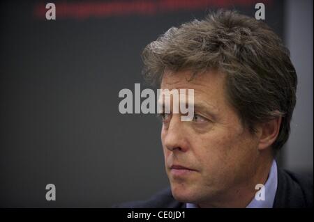 Il 4 ottobre, 2011 - Manchester, Inghilterra, Regno Unito - Hugh Grant partecipa a un evento di frangia, come parte del Hacked Off campagna, durante i Conservatori conferenza di partito a Manchester Central. (Credito Immagine: © Mark Makela/ZUMAPRESS.com) Foto Stock