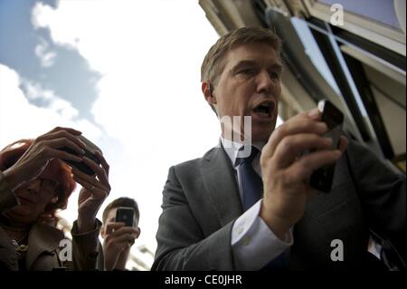 6 ott. 2011 - Manchester, Inghilterra, Regno Unito - Persone fotografare un memoriale per il visionario CEO di Apple e co-fondatore Steve Jobs al di fuori del London Regent Street Apple store. (Credito Immagine: © Mark Makela/ZUMAPRESS.com) Foto Stock