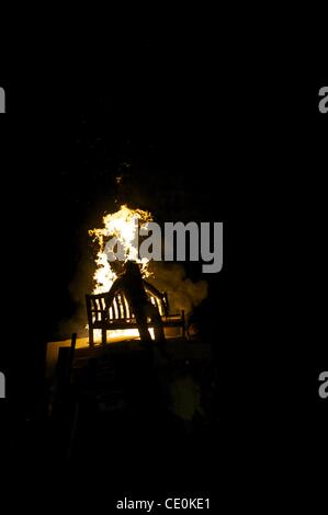 Nov. 5, 2011 - Londra, Inghilterra, Regno Unito - L'effige di Guy Fawkes ustioni su Guy Fawkes notte, festeggiamenti di falò e fuochi d'artificio, in Highgate, Londra. La giornata ha avuto origine nel 1605 con la polvere da sparo non riuscito complotto per far saltare in aria il Parlamento e uccidere King James. Gli incendi sono state illuminate che prima 5 Novembre con effig Foto Stock