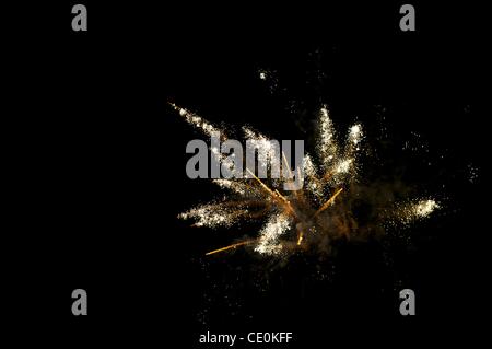 Nov. 5, 2011 - Londra, Inghilterra, Regno Unito - Fuochi d'artificio esplodono su Guy Fawkes night, una festa di falò e fuochi d'artificio, in Highgate, Londra. La giornata ha avuto origine nel 1605 con la polvere da sparo non riuscito complotto per far saltare in aria il Parlamento e uccidere King James. Gli incendi sono state illuminate che prima 5 novembre con le effigi di celeb Foto Stock