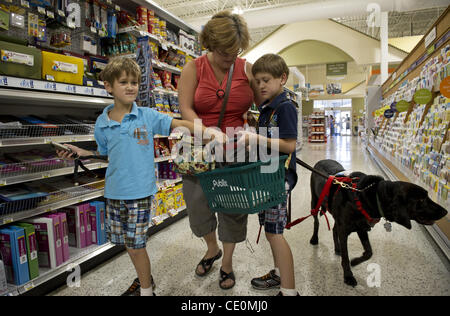 Agosto 27, 2011 - Marietta, GA - Jennifer Schwenker con figli Ben e Sam, twin ragazzi con autismo, è accompagnato da Barkley, il loro servizio cane, Publix in un negozio di alimentari. ..Mentre il servizio i cani sono legalmente autorizzati in quasi qualsiasi posizione, l'ignoranza della legge è molto diffusa negli Stati Uniti ..Jennifer Schwenke Foto Stock
