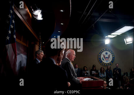 Nov. 10, 2011 - Washington, Distretto di Columbia, Stati Uniti - Presidente alla commissione giudiziaria del Senato, il senatore PATRICK LEAHY (D-NY), parla alla stampa dopo che la commissione ha votato 10-8 lungo le linee di partito a favore per il rispetto per il matrimonio di agire, un disegno di legge per abrogare la Clinton era difesa dell atto di matrimonio Foto Stock