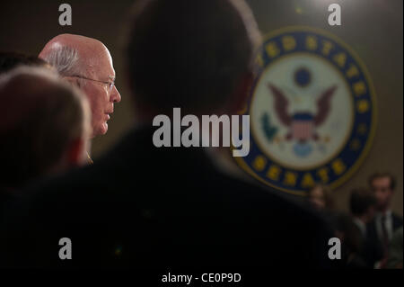 Nov. 10, 2011 - Washington, Distretto di Columbia, Stati Uniti - Presidente alla commissione giudiziaria del Senato, il senatore PATRICK LEAHY (D-NY), parla alla stampa dopo che la commissione ha votato 10-8 lungo le linee di partito a favore per il rispetto per il matrimonio di agire, un disegno di legge per abrogare la Clinton era difesa dell atto di matrimonio Foto Stock