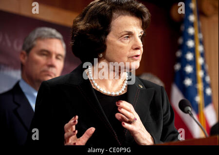 Nov. 10, 2011 - Washington, Distretto di Columbia, Stati Uniti - Il senatore DIANNE FEINSTEIN (D-CA), parla alla stampa dopo alla commissione giudiziaria del Senato votato 10-8 lungo le linee di partito a favore per il rispetto per il matrimonio di agire, un disegno di legge per abrogare la Clinton era la difesa del matrimonio atto di legge. (Credito Immagine: © pe Foto Stock