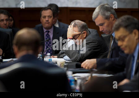 Nov. 10, 2011 - Washington, Distretto di Columbia, Stati Uniti - Il senatore CHUCK SCHUMER (D-NY) guarda oltre le note come membri del Senato Comitato Giudiziario discutere la ''Rispetto per atto di matrimonio,'' LEGISLAZIONE che dovrebbe abrogare la difesa dell atto di matrimonio (DOMA). DOMA è il Clinton-era legge che definito ma Foto Stock