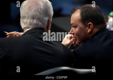 Nov. 10, 2011 - Washington, Distretto di Columbia, Stati Uniti - Potere Giudiziario del senato i membri del Comitato il Senatore John CORNYN (R-TX) e il senatore MIKE LEE (R-UT), discutere il ''Rispetto per atto di matrimonio,'' LEGISLAZIONE che dovrebbe abrogare la difesa dell atto di matrimonio (DOMA). DOMA è il Clinton-era legge che definito ma Foto Stock