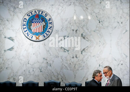 Nov. 10, 2011 - Washington, Distretto di Columbia, Stati Uniti - Il senatore CHUCK SCHUMER (D-NY) conferisce con un membro del personale come membri di alla commissione giudiziaria del Senato discutere la ''Rispetto per atto di matrimonio,'' LEGISLAZIONE che dovrebbe abrogare la difesa dell atto di matrimonio (DOMA). DOMA è il Clinton-era legge che Foto Stock