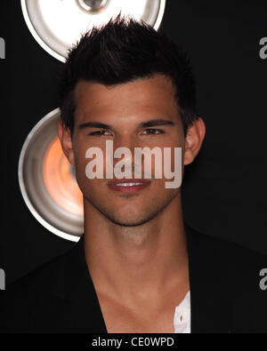 Agosto 28, 2011 - Los Angeles, California, Stati Uniti - TAYLOR LAUTNER arriva per il 2011 MTV Video Music Awards tenutosi presso il Nokia Theater. (Credito Immagine: © Lisa O'Connor/ZUMAPRESS.com) Foto Stock