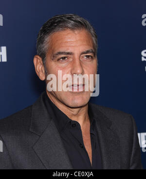 Sett. 27, 2011 - Beverly Hills, in California, Stati Uniti - GEORGE CLOONEY arriva per la premiere del film 'L'idi di marzo" presso l'Accademia Teatro. (Credito Immagine: © Lisa O'Connor/ZUMAPRESS.com) Foto Stock