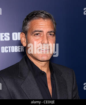 Sett. 27, 2011 - Beverly Hills, in California, Stati Uniti - GEORGE CLOONEY arriva per la premiere del film 'L'idi di marzo" presso l'Accademia Teatro. (Credito Immagine: © Lisa O'Connor/ZUMAPRESS.com) Foto Stock