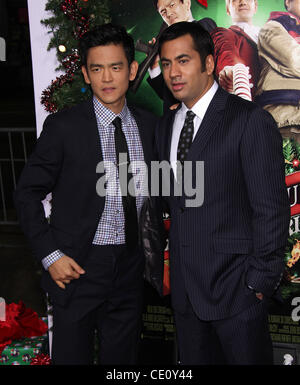 Nov. 2, 2011 - Hollywood, California, Stati Uniti - John Cho e Kal Penn arriva per la premiere del film "Un molto Harold & Kumar 3D Natale" presso il Teatro Cinese. (Credito Immagine: © Lisa O'Connor/ZUMAPRESS.com) Foto Stock