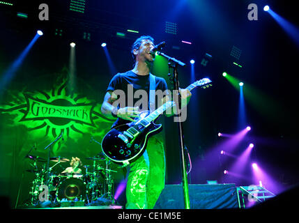 Il 10 agosto 2011 - Dallas, Texas, Stati Uniti - Cantante Sully Erna di metallo pesante Rock Band Godsmack suona dal vivo sul palco del Rockstar Energy Drink Mayhem Festival presso l'energia Gexa Pavillion a Dallas, Texas (credito Immagine: © Albert Pena/Southcreek globale/ZUMAPRESS.com) Foto Stock