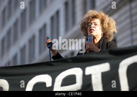 Nov. 2, 2011 - Oakland, la California, Stati Uniti - attivista politico e un ex Black Panther Angela Davis parla alla folla a occupare Oakland sciopero generale a Oakland, CA. (Credito Immagine: © Matt Cohen/Southcreek/ZUMAPRESS.com) Foto Stock