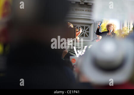 Nov. 2, 2011 - Oakland, la California, Stati Uniti - attivista politico e un ex Black Panther Angela Davis parla alla folla a occupare Oakland sciopero generale a Oakland, CA. (Credito Immagine: © Matt Cohen/Southcreek/ZUMAPRESS.com) Foto Stock
