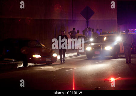 California Highway Patrol officers indagare la vettura che è stata coinvolta in una bassa velocità chase sul 110 e 405 superstrade in West Los Angeles. La chase finalmente si è conclusa in Lawndale su Artesia Boulevard e l'autostrada 405 in cui il conducente del veicolo è stato preso in custodia. Foto Stock