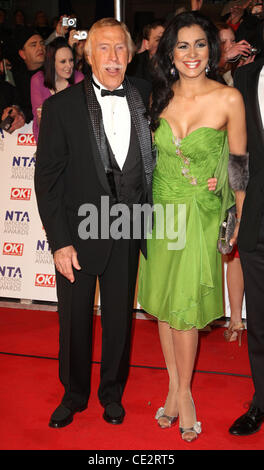 Bruce Forsyth, con sua moglie Wilnelia Merced National Television Awards 2011 (NTA) tenutosi presso il centro O2 arrivi - Londra, Inghilterra - 26.01.11 Foto Stock