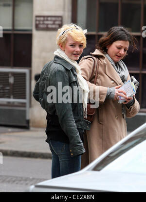 Dakota Blue Richards e sua madre Mickey Richards al di fuori della BBC Radio One Studios di Londra - Inghilterra - 05.02.11 Foto Stock