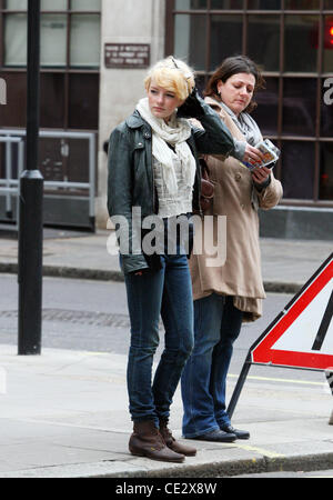 Dakota Blue Richards e sua madre Mickey Richards al di fuori della BBC Radio One Studios di Londra - Inghilterra - 05.02.11 Foto Stock