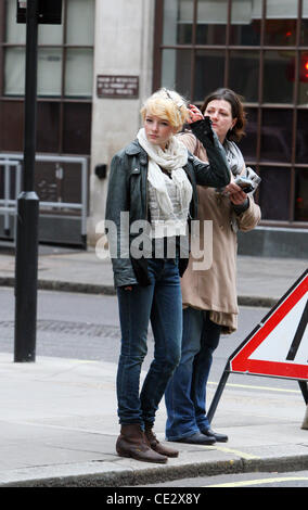 Dakota Blue Richards e sua madre Mickey Richards al di fuori della BBC Radio One Studios di Londra - Inghilterra - 05.02.11 Foto Stock