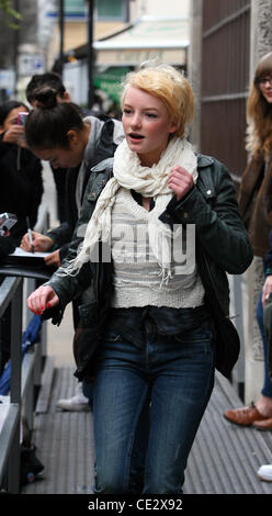 Dakota Blue Richards al di fuori della BBC Radio One Studios di Londra - Inghilterra - 05.02.11 Foto Stock