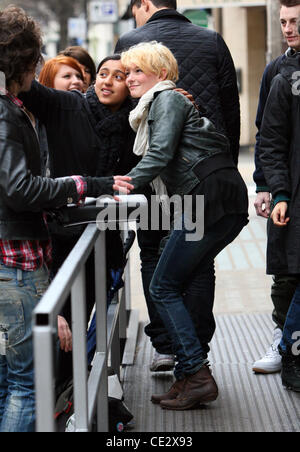 Dakota Blue Richards al di fuori della BBC Radio One Studios di Londra - Inghilterra - 05.02.11 Foto Stock