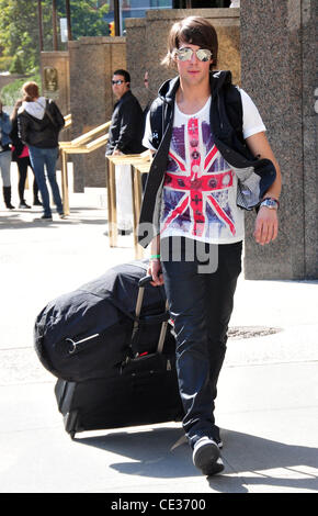 James Maslow membri della band Big Time Rush partono i loro hotel New York City, Stati Uniti d'America - 11.10.10 Foto Stock