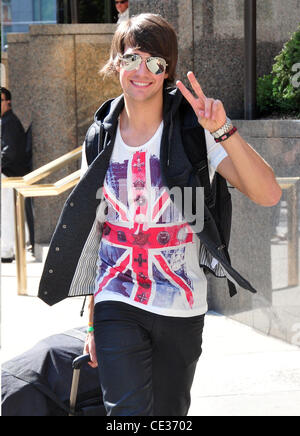 James Maslow membri della band Big Time Rush partono i loro hotel New York City, Stati Uniti d'America - 11.10.10 Foto Stock