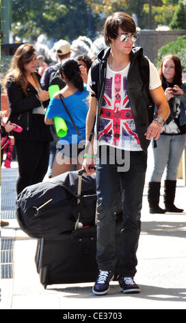 James Maslow membri della band Big Time Rush partono i loro hotel New York City, Stati Uniti d'America - 11.10.10 Foto Stock