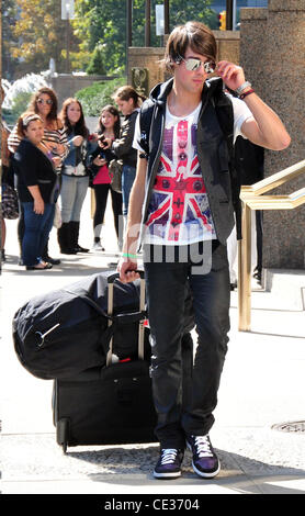 James Maslow membri della band Big Time Rush partono i loro hotel New York City, Stati Uniti d'America - 11.10.10 Foto Stock