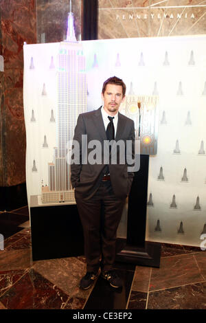 Ethan Hawke Ethan Hawke illumina il Empire State Building blu per celebrare il 'Men in blu' del Doe del Fondo è pronto e disponibile programma New York City, Stati Uniti d'America - 28.10.10 Foto Stock