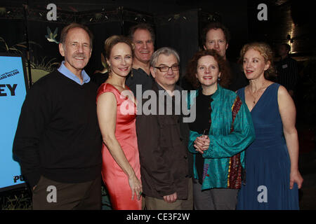 Jon DeVries, Laila Robins, Jay O. Sanders, Richard Nelson, Maryann Plunkett, Shuler Hensley e J. Smith-Cameron l'apertura notturna dopo la festa per il teatro pubblico della produzione di 'Che Hopey Changey cosa" tenutosi a Chinatown Brasserie. La città di New York, US Foto Stock