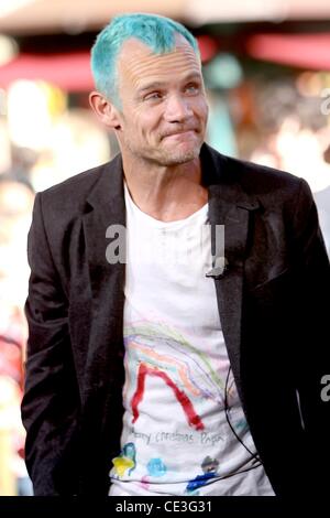 Flea aka Peter Michael Balzary Red Hot Chili Peppers film una intervista per la televisione di intrattenimento news programma " Extra " a Grove in Hollywood Los Angeles, California - 04.11.10 Foto Stock