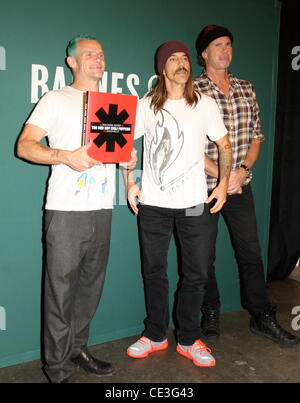 Flea aka Peter Michael Balzary, Anthony Kiedis e Chad Smith Red Hot Chili Peppers promuovere il suo nuovo libro "Red Hot Chili Peppers: Un orale/Cronologia visiva' al Grove in Hollywood Los Angeles, California - 04.11.10 Foto Stock