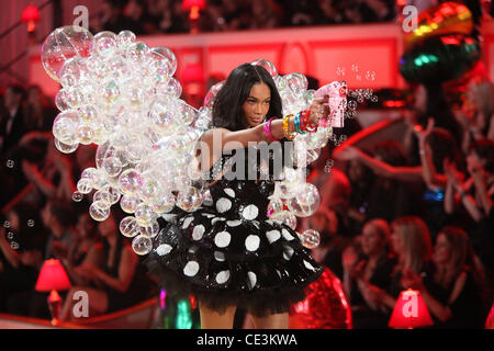 Modello 2010 Victoria's Secret Fashion Show tenutosi al Lexington Armory. La città di New York, Stati Uniti d'America - 10.11.10 Foto Stock