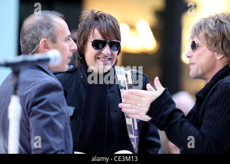 Matt Lauer, Richie Sambora, Jon Bon Jovi Bon Jovi suonare dal vivo presso il Rockefeller Center come parte del "oggi" mostra una serie di concerti a New York City, Stati Uniti d'America - 12.11.10 Foto Stock