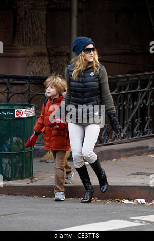 Sarah Jessica Parker a piedi con suo figlio "James Wilkie' Broderick in Greenwich Village di New York City, Stati Uniti d'America - 19.11.10 Foto Stock