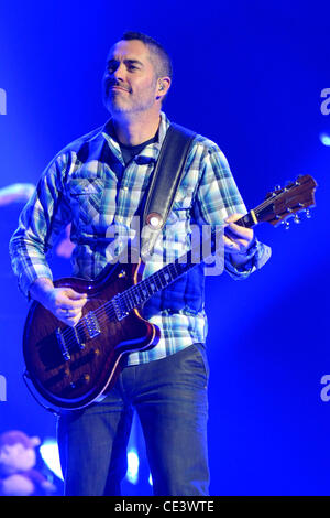 Ed Robertson Barenaked Ladies esibirsi sul palco a Massey Hall. Toronto, Canada - 26.11.10 Foto Stock